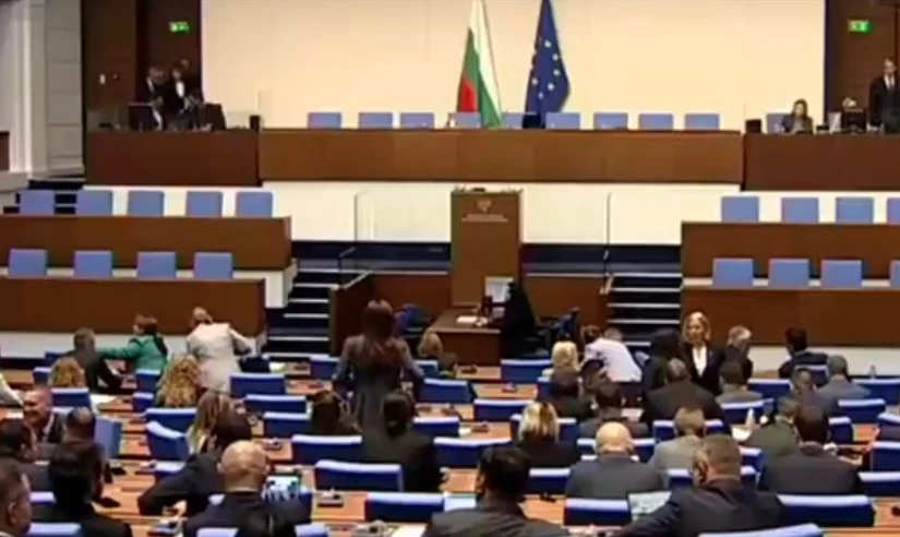 Заседанието на парламента беше закрито след близо 15 часа