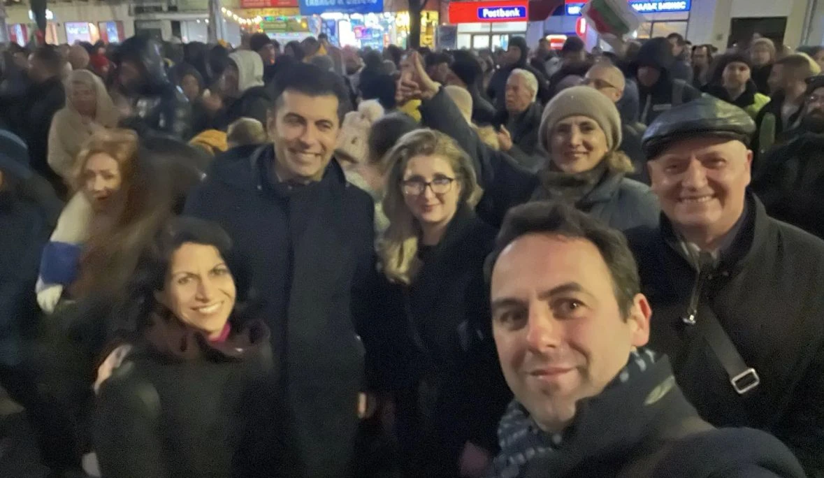 Виктор Димчев: Протестът, организиран от НПО на "промяната", призова хората да клекнат
