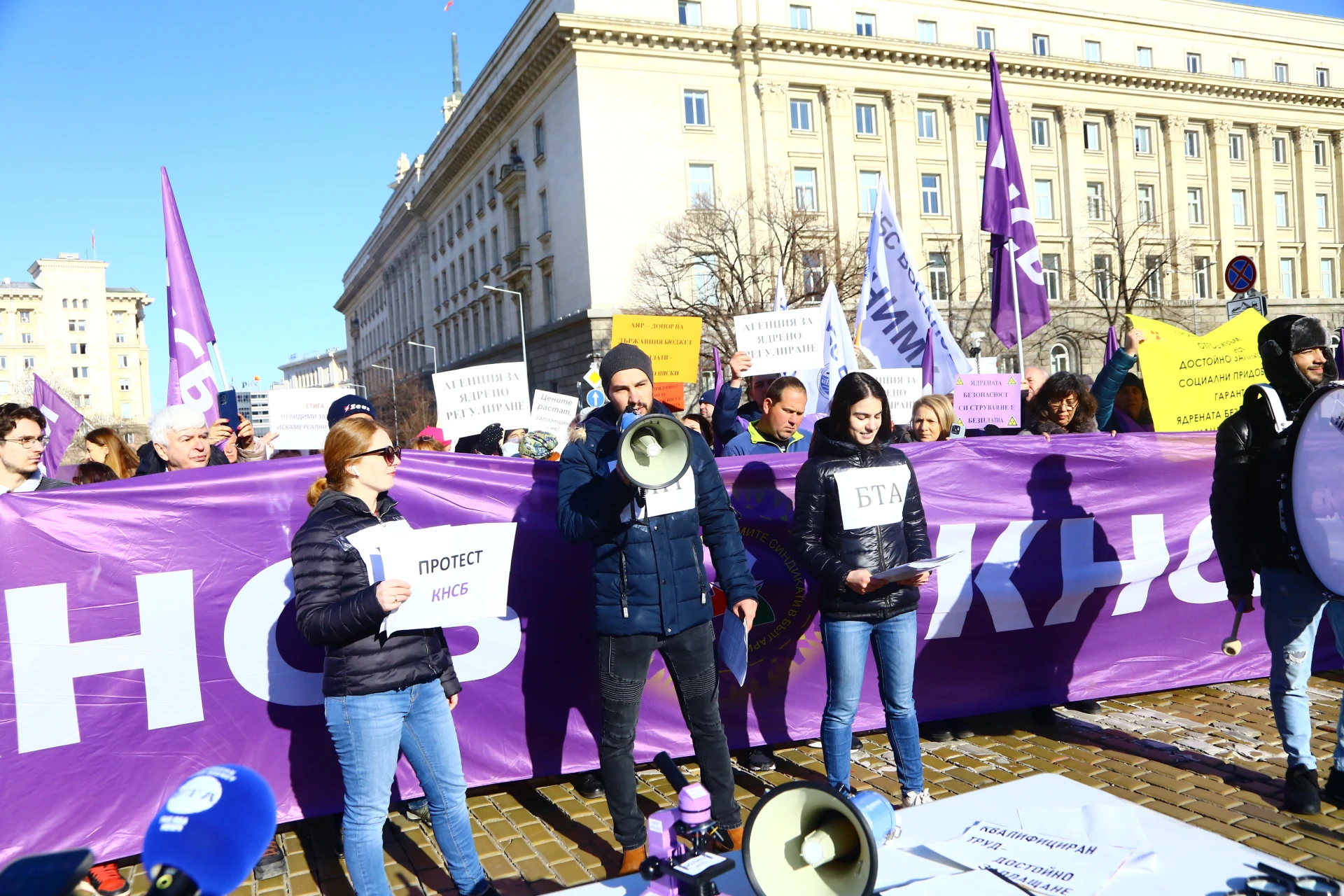Фоторепортаж в БЛИЦ! Протест пред парламента, хората искат пари!