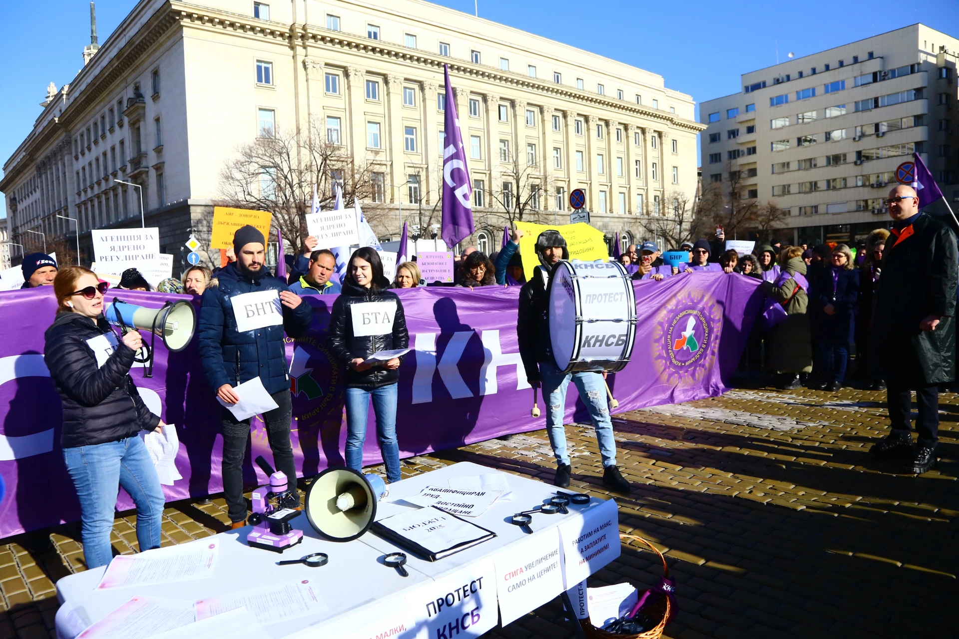 Фоторепортаж в БЛИЦ! Протест пред парламента, хората искат пари!