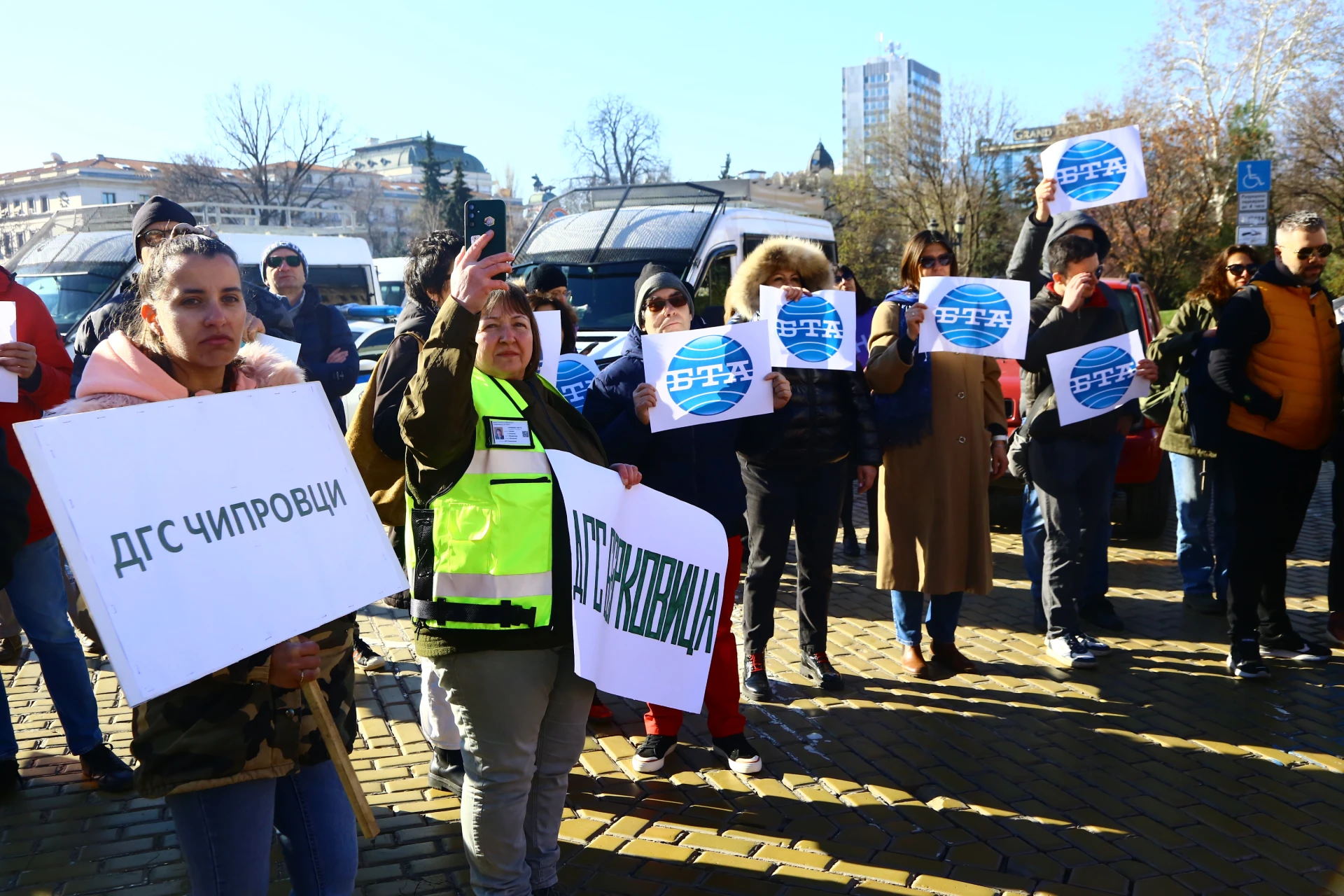 Фоторепортаж в БЛИЦ! Протест пред парламента, хората искат пари!