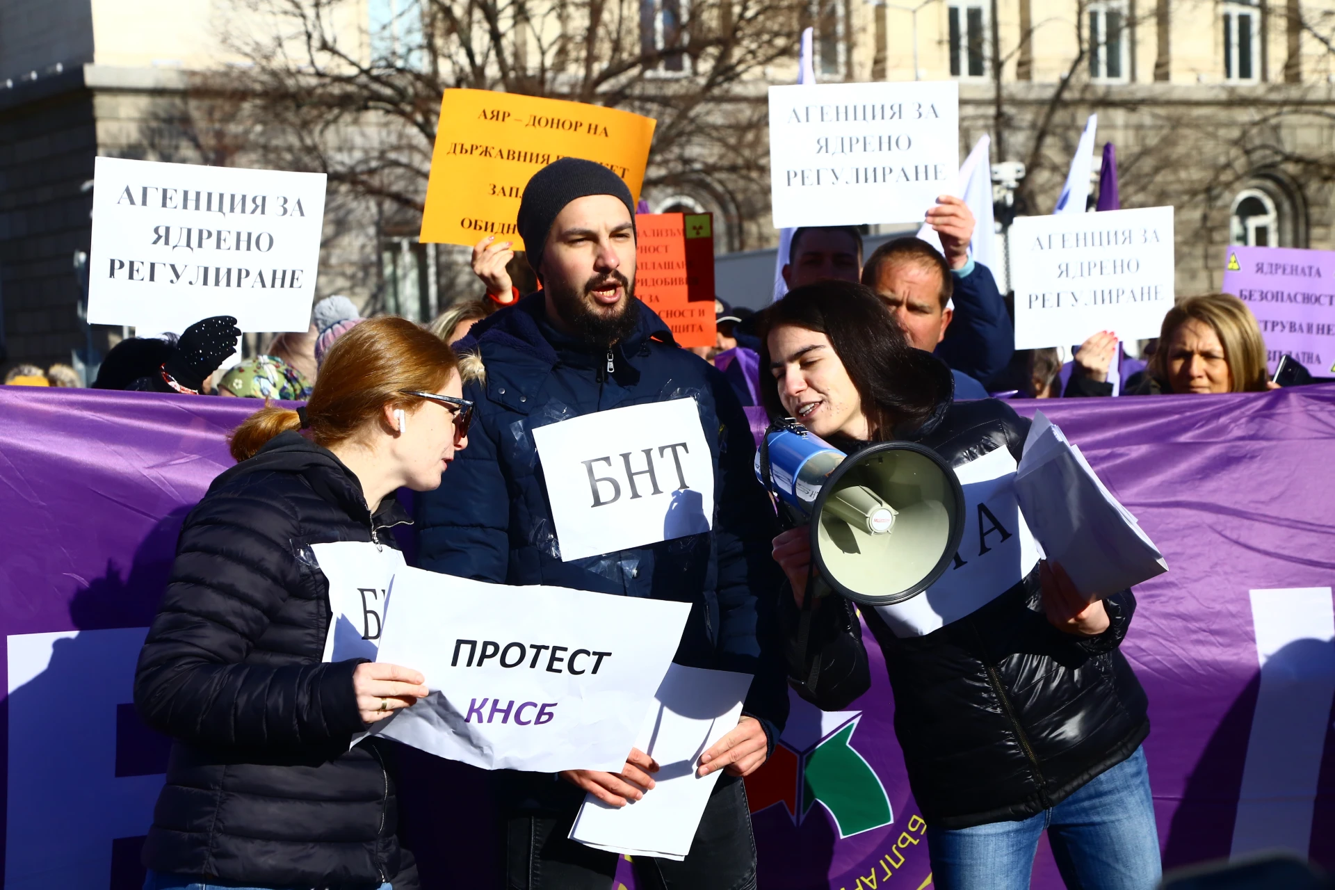 Фоторепортаж в БЛИЦ! Протест пред парламента, хората искат пари!