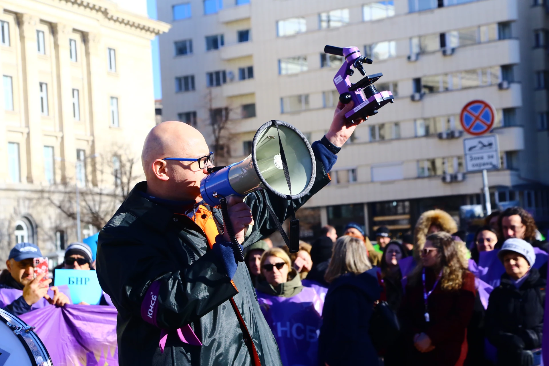 Фоторепортаж в БЛИЦ! Протест пред парламента, хората искат пари!
