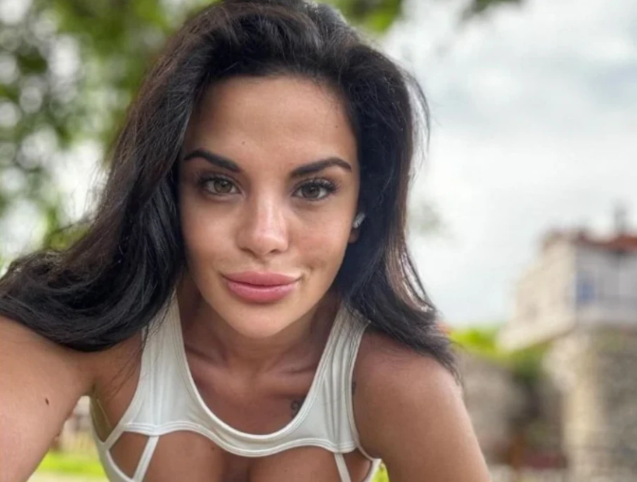 Ивка Бейбе се пусна чисто гола и.... ВИДЕО 18+