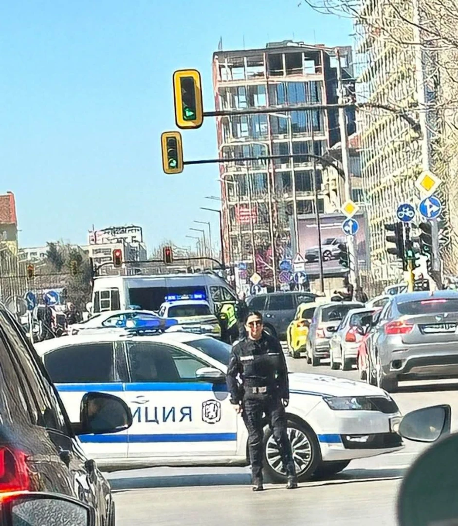 Полицаи отцепиха ключов булевард в София, лее се кръв СНИМКА