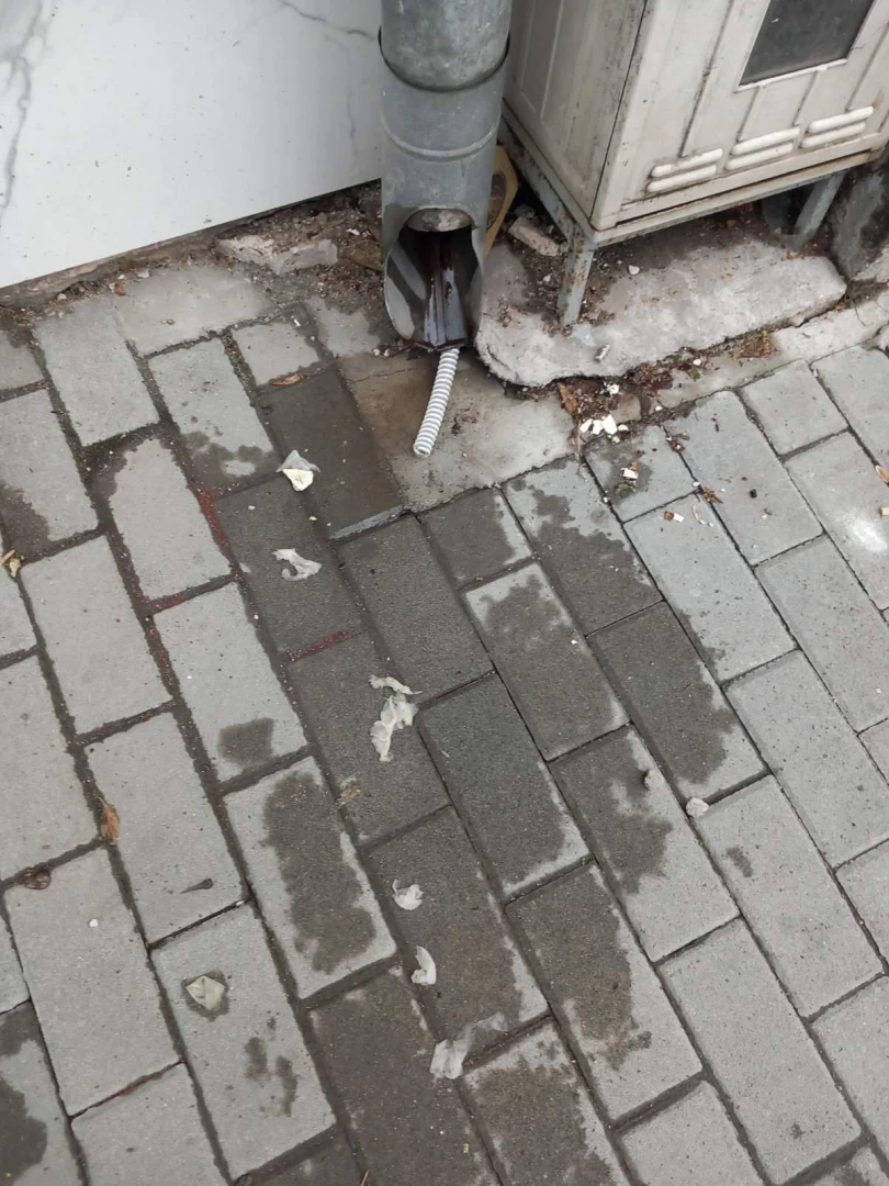 Страшна смрад се разнесе от кооперация в Бургас, местните не вярват какво се случва СНИМКА