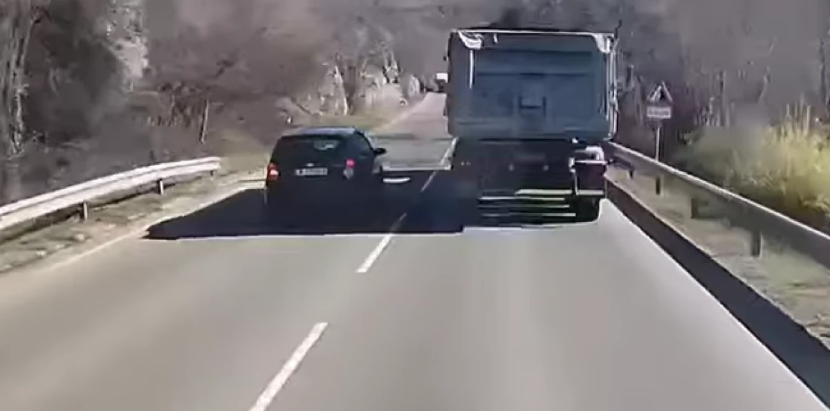 Смразяваща маневра на пътя между Златна Панега и Ябланица ВИДЕО 