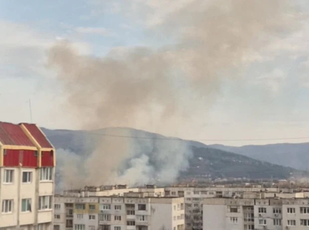 Гъсти облаци черен дим изправиха на нокти столичани, вият сирени 