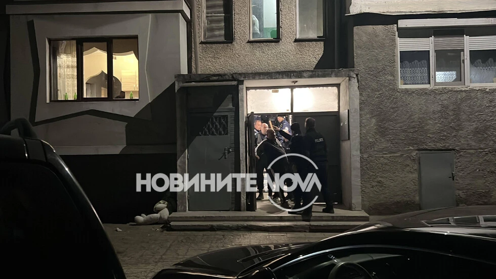 Извънредно: Почерня от спецчасти пред този блок в Казанлък, ето какво се случва СНИМКИ 