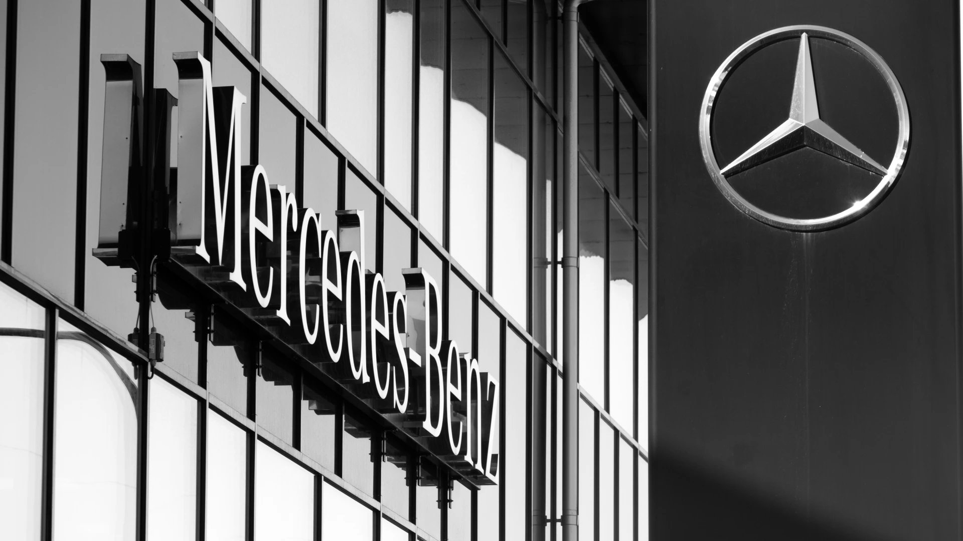 Докъде се докараха: Mercedes-Benz дава до 500 000 евро на служители, ако напуснат доброволно