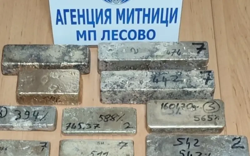 Митничари на "Лесово" вдигнаха ризата на този мъж и намериха съкровище за над 1,3 млн. лева СНИМКИ