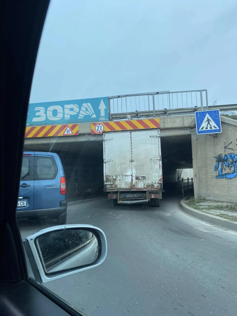 Извънредна ситуация на "Ботевградско шосе" в София, шофьорите не могат да повярват СНИМКИ