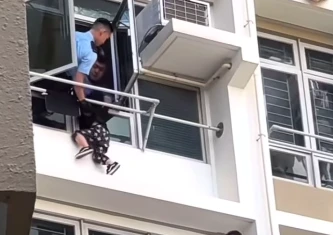 Ужасяваща гледка: Деца прескочиха балкона си на висок етаж ВИДЕО