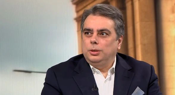 Асен Василев стопли: Горенето на къщи и късането на микрофони не работи