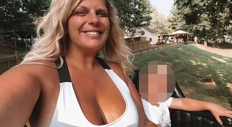 Омъжена учителка спретна оргия с ученици, накарала ги да... СНИМКИ