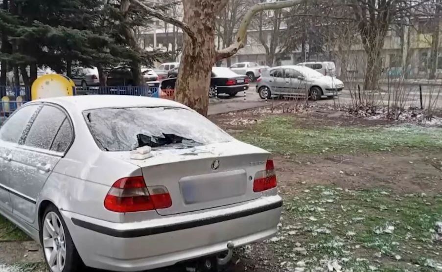 Плоча от блок се стовари върху паркирана кола в Русе ВИДЕО