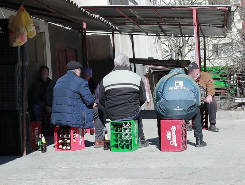 Работят, за да пият - пият и работят, мезят евтин салам на хартия