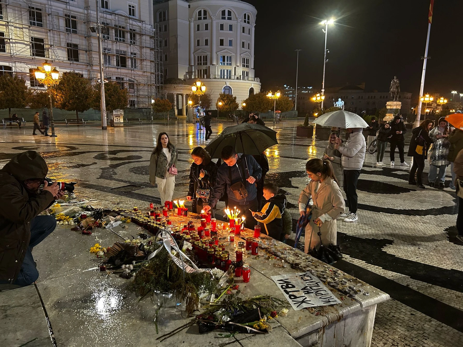 В Скопие ври и кипи, хиляди окупираха парламента СНИМКИ