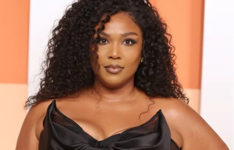 Плюс-сайз рапърката Lizzo показа по бельо отслабването си СНИМКИ 18+