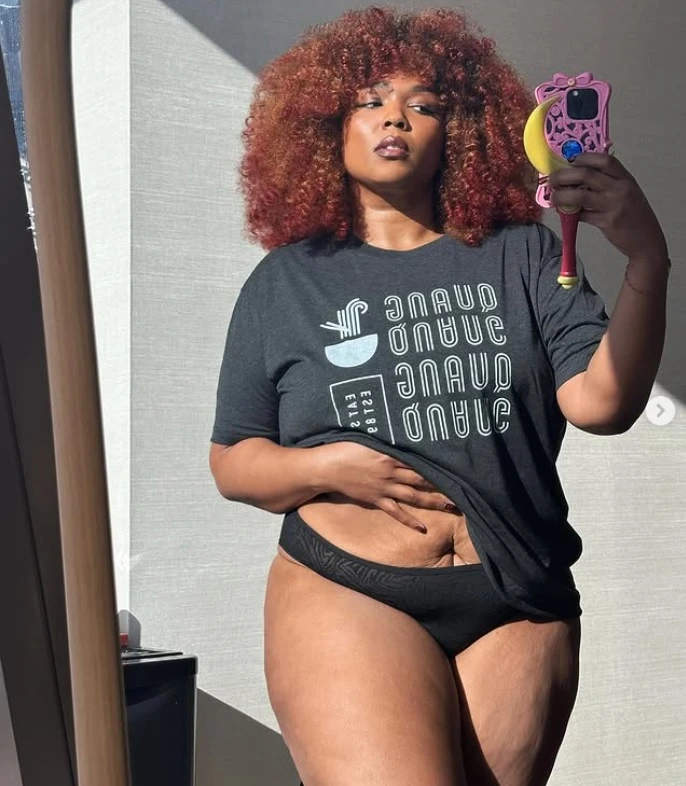 Плюс-сайз рапърката Lizzo показа по бельо отслабването си СНИМКИ 18+