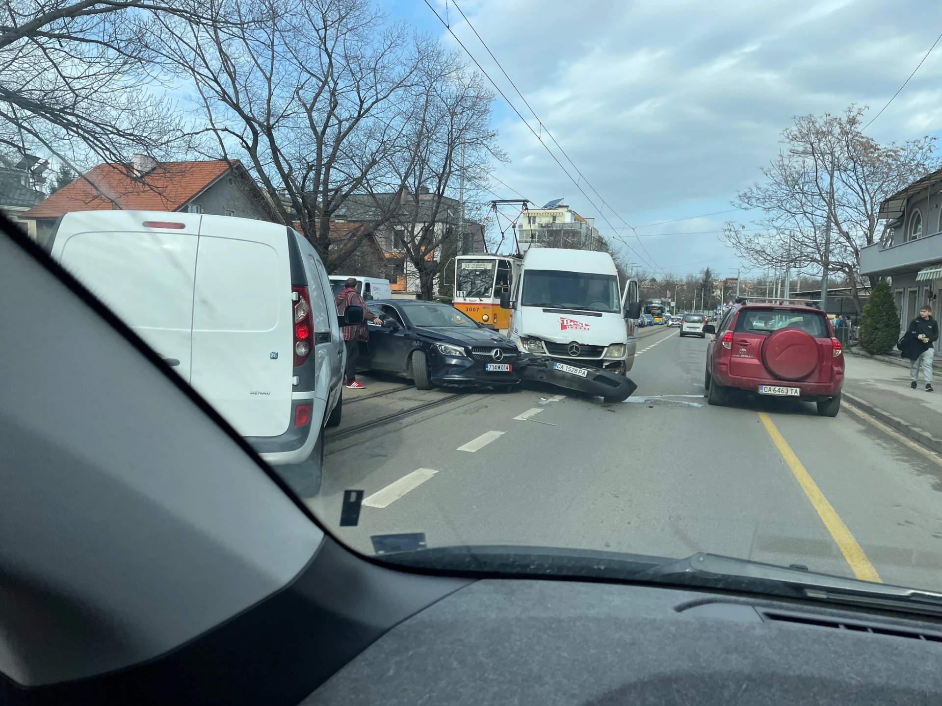 Не е истина! Купонът продължава при "ретроградната" автогара "Овча купел" СНИМКИ