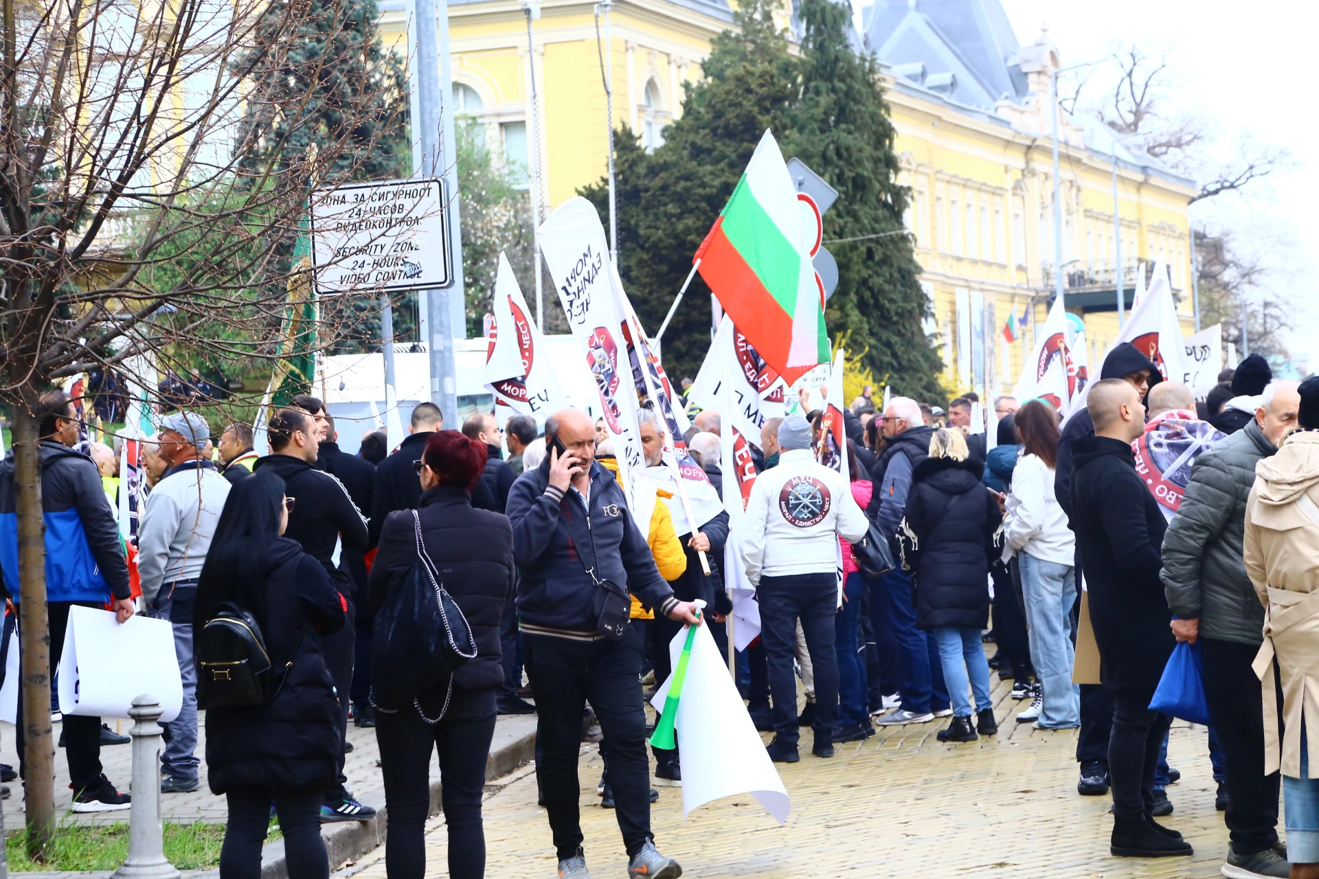 Рехаво: МЕЧ протестира с тъпани и гайди, а Василев заплаши: Влизаме всички! СНИМКИ