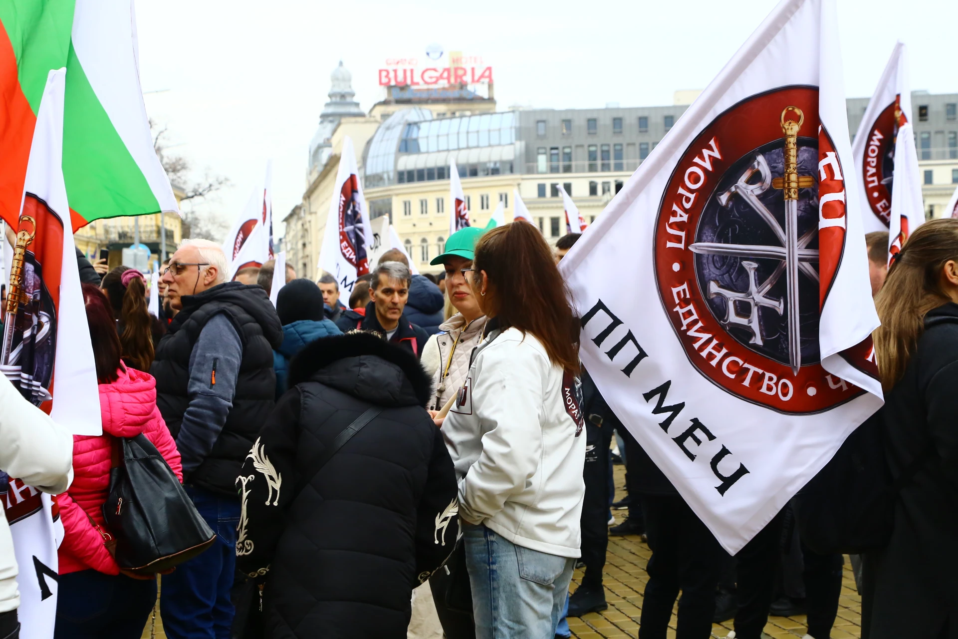 Рехаво: МЕЧ протестира с тъпани и гайди, а Василев заплаши: Влизаме всички! СНИМКИ