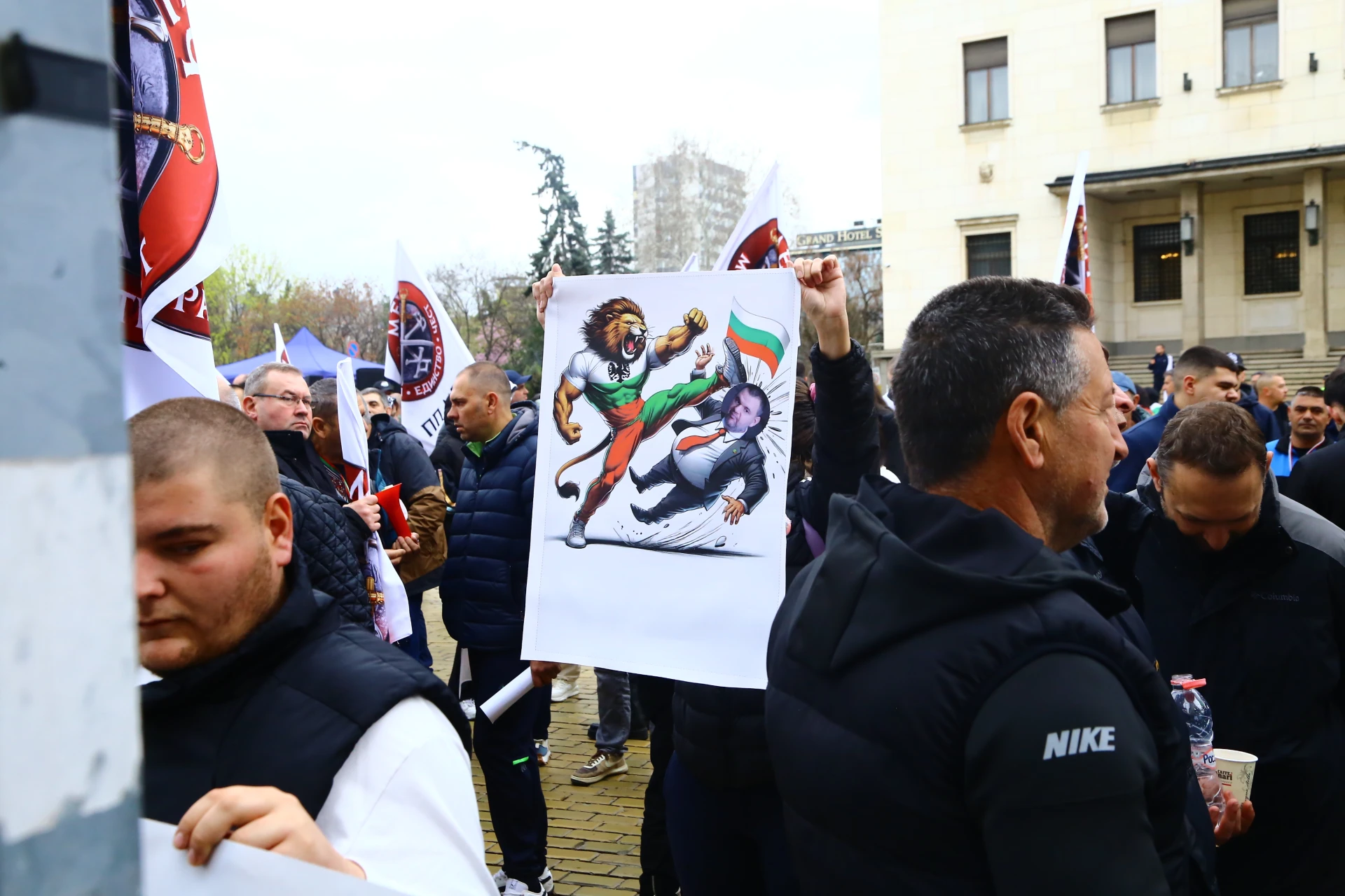 Рехаво: МЕЧ протестира с тъпани и гайди, а Василев заплаши: Влизаме всички! СНИМКИ