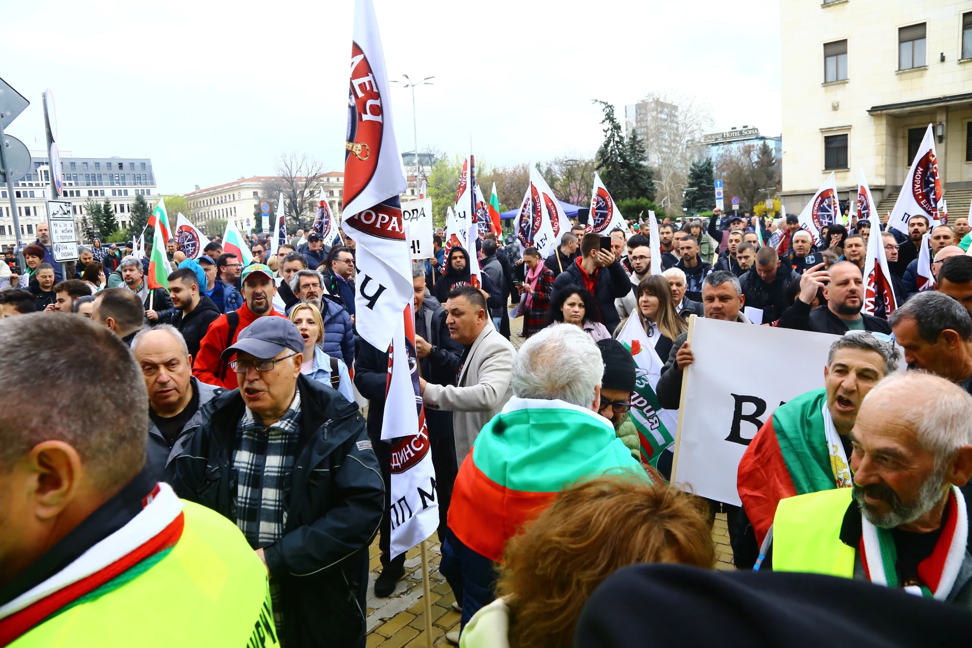 Рехаво: МЕЧ протестира с тъпани и гайди, а Василев заплаши: Влизаме всички! СНИМКИ