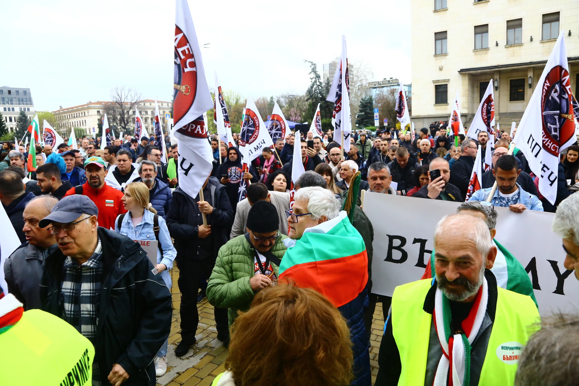 Рехаво: МЕЧ протестира с тъпани и гайди, а Василев заплаши: Влизаме всички! СНИМКИ