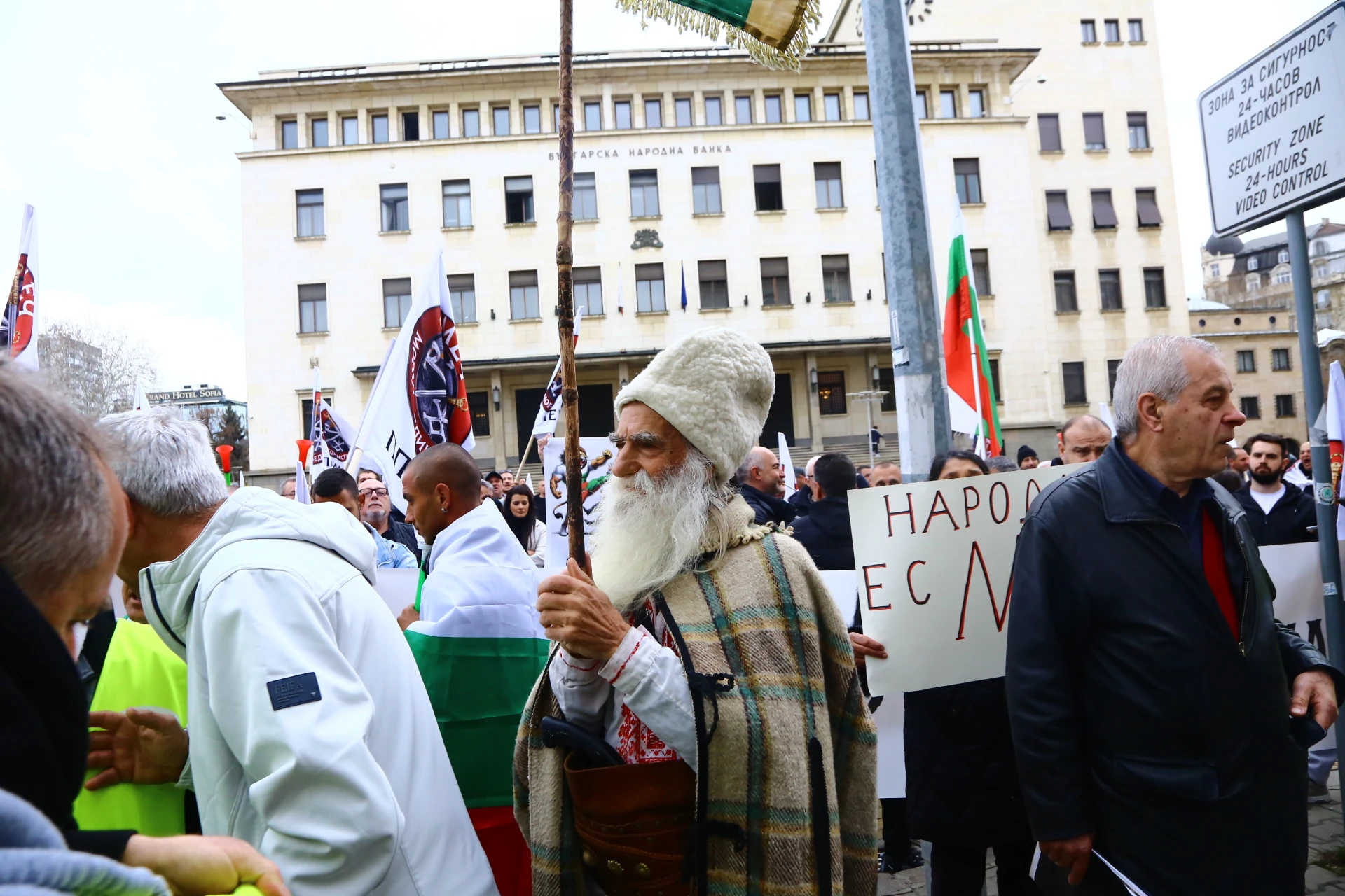 Рехаво: МЕЧ протестира с тъпани и гайди, а Василев заплаши: Влизаме всички! СНИМКИ