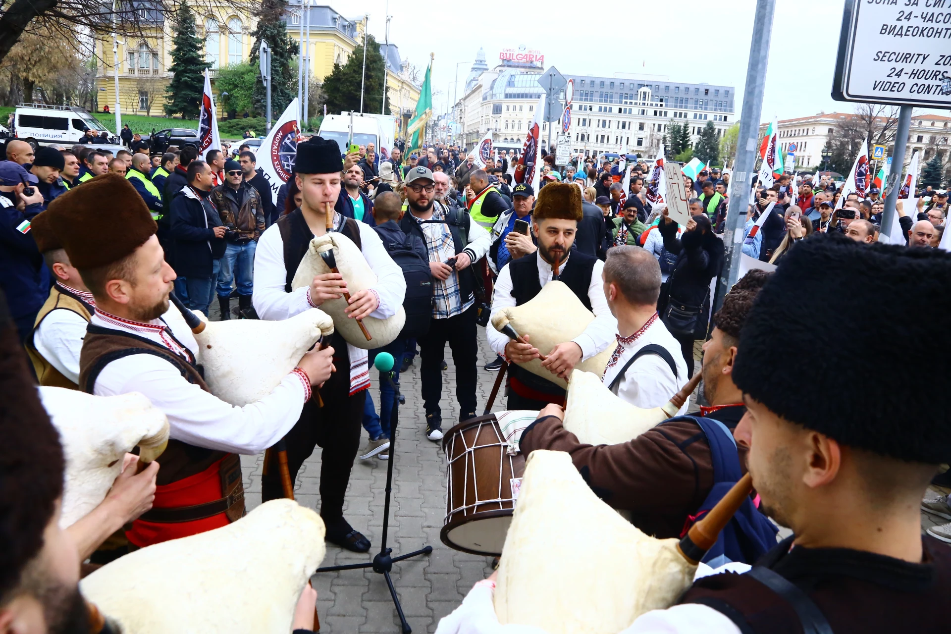 Рехаво: МЕЧ протестира с тъпани и гайди, а Василев заплаши: Влизаме всички! СНИМКИ