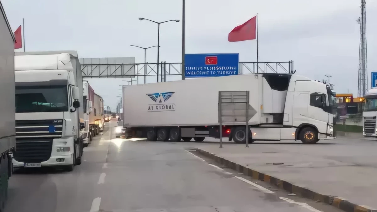 Пълен блокаж! На границата с Турция е страшно, шофьори висят с дни СНИМКИ