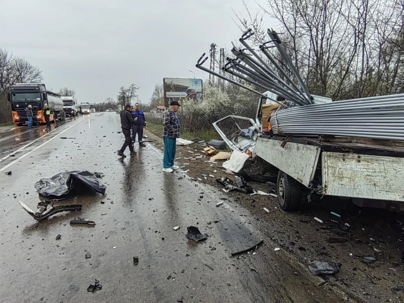 Не е за гледане: Жестока катастрофа на Е-79, пътят е затворен СНИМКИ