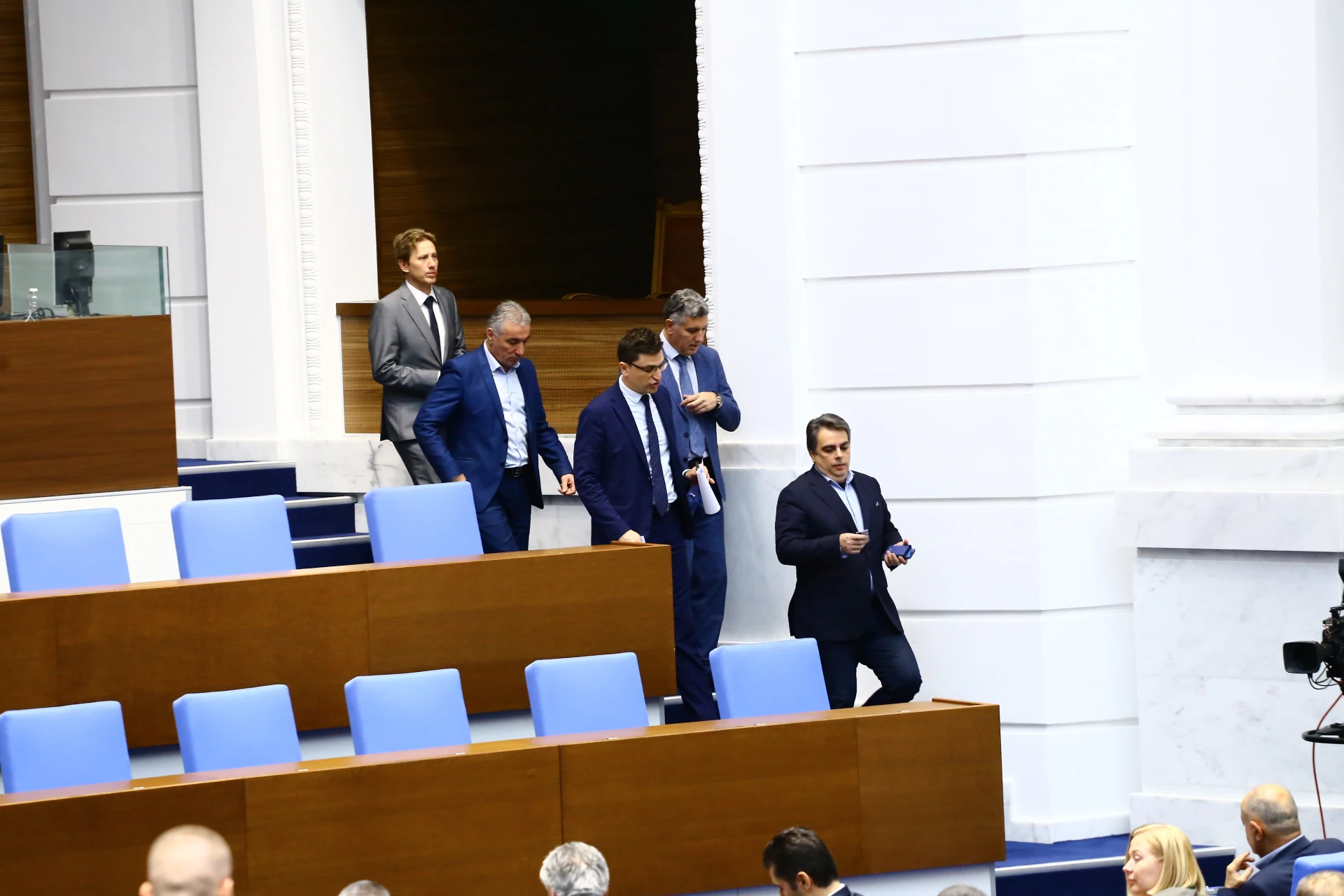 От ПП с подробности за финта, който готвят в НС, ДБ още е подводен камък?