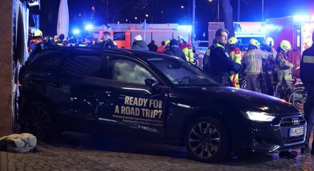 17-г. се вряза в тълпа в Берлин, близо 10 берат душа ВИДЕО/СНИМКИ