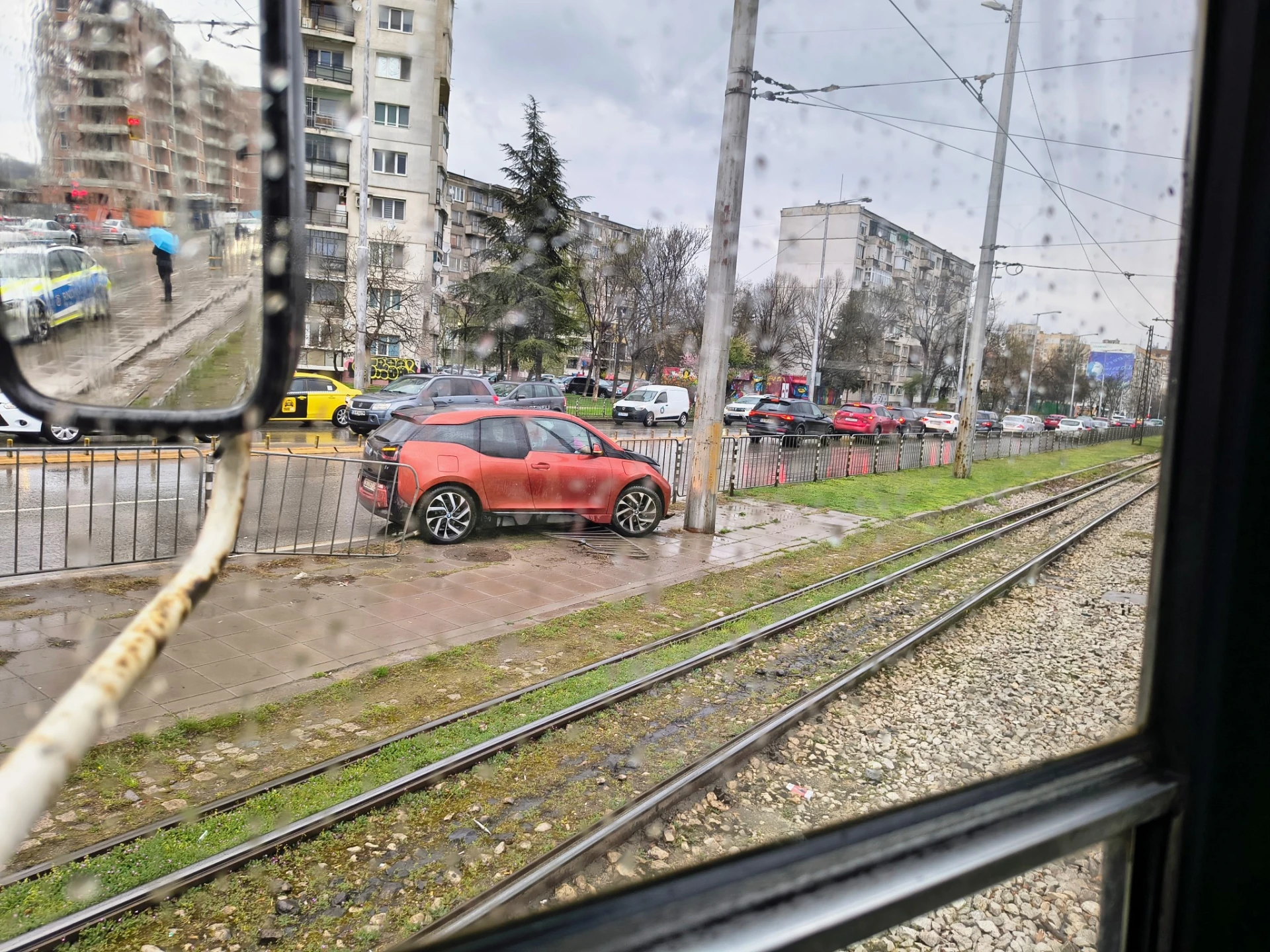 Кошмар заради дъжда в София: БМВ се вряза в спирка СНИМКА