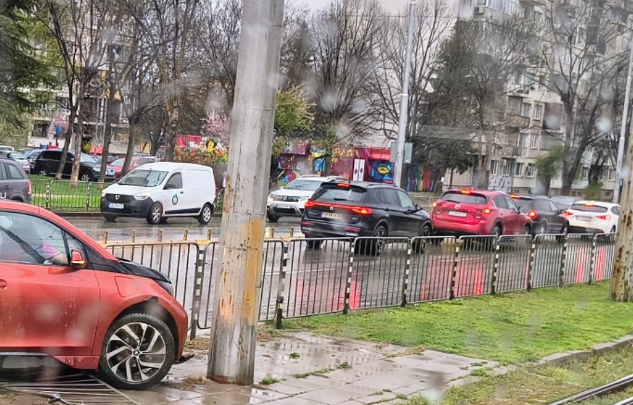 Кошмар заради дъжда в София: БМВ се вряза в спирка СНИМКА