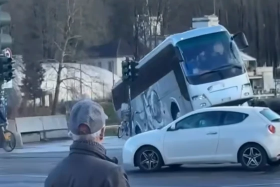 Огромна трагедия разплака цяла Италия, ВИДЕО 18+ показва ужасяващ инцидент с автобус