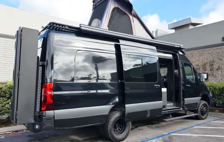 Превърнаха Mercedes Sprinter във всъдеходен кемпер със спа ВИДЕО