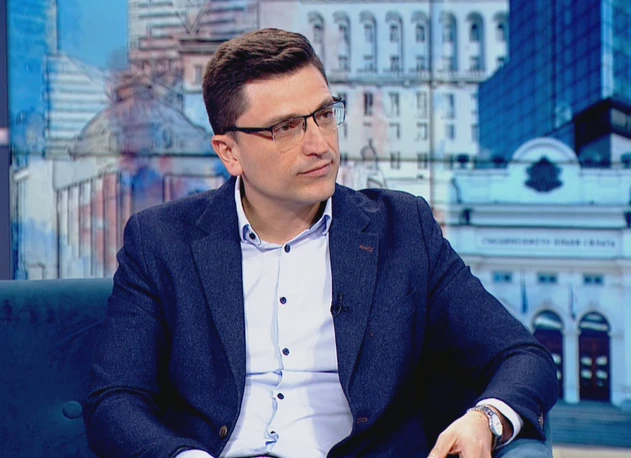 Комсомолецът на ПП Сабрутев вика по БНТ: Как може ченгето от ДС Таско да е регулатор?