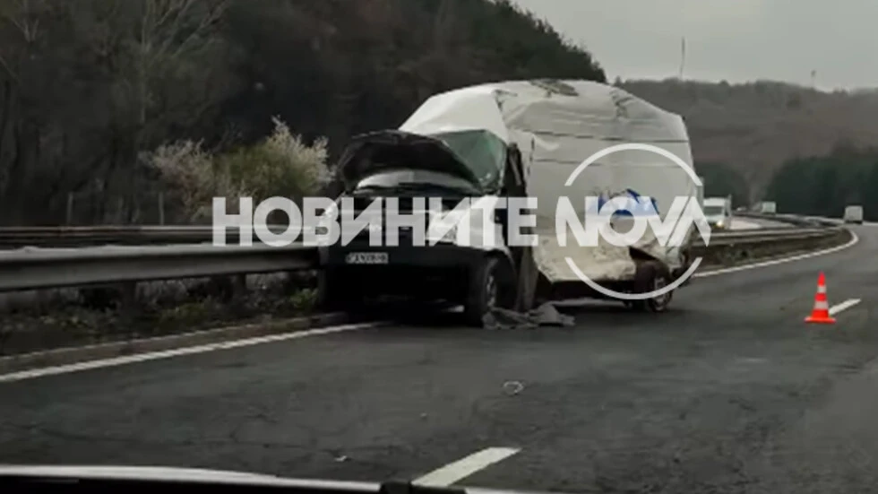 Първи СНИМКИ на буса ковчег от касапницата на АМ „Тракия“, 15 мин. преди ужаса убиецът с БМВ-то е...