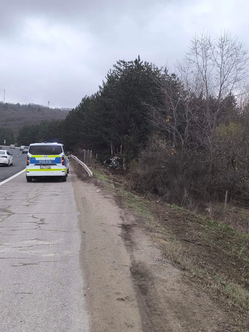 Първи СНИМКИ на буса ковчег от касапницата на АМ „Тракия“, 15 мин. преди ужаса убиецът с БМВ-то е...