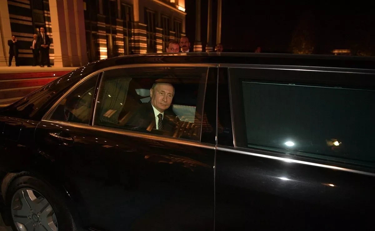 Лимузина от „автопарка на Путин“ експлодира, параноя скова Москва ВИДЕО