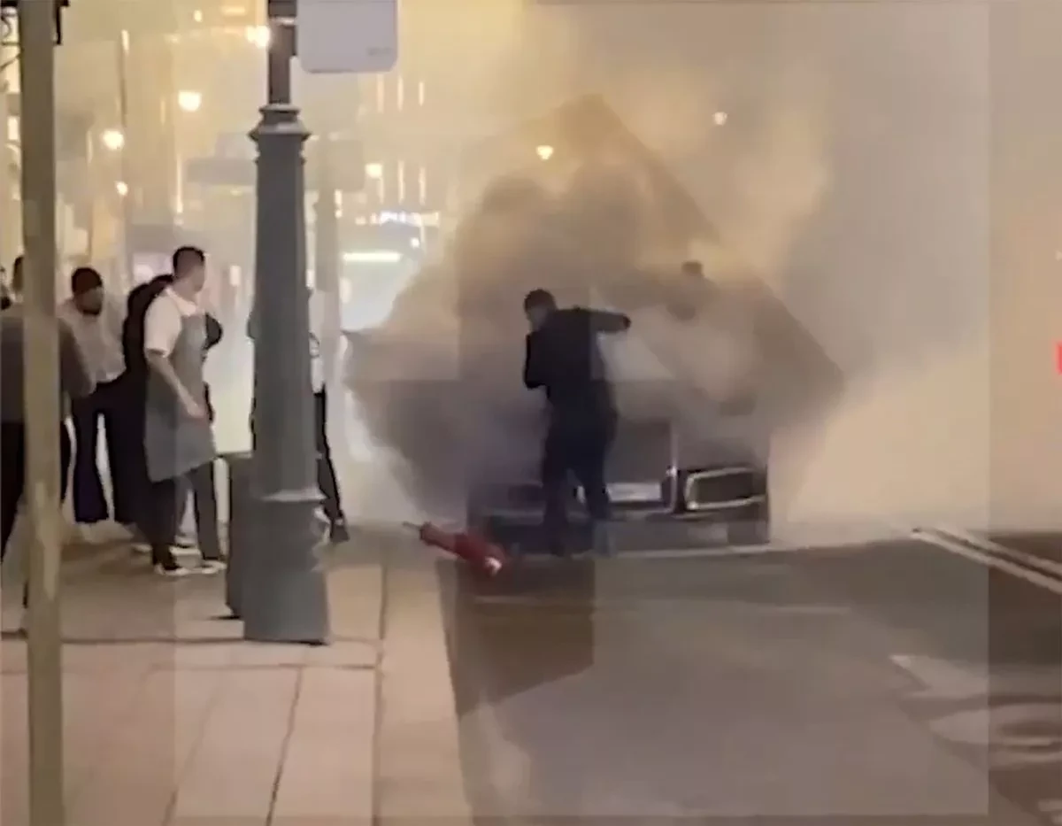Лимузина от „автопарка на Путин“ експлодира, параноя скова Москва ВИДЕО