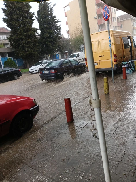 Мощен порой удави този наш град, всичко е под вода ВИДЕО