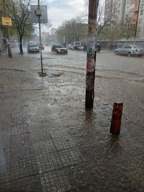 Мощен порой удави този наш град, всичко е под вода ВИДЕО