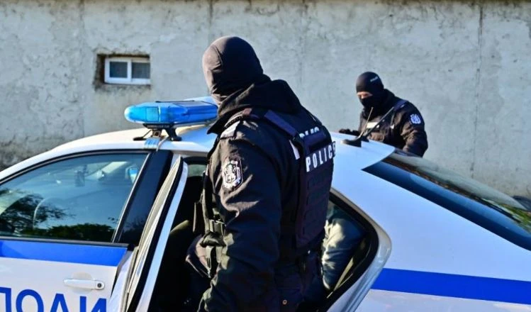 Ченгета нахлуха в апартамента на перничанка и я закопчаха за...