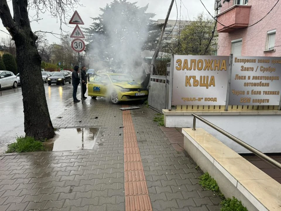Ужас в София! Почерня от спешни екипи в "Гео Милев" СНИМКИ