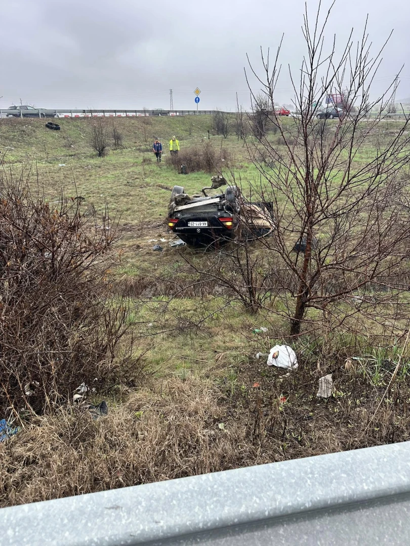 На АМ "Тракия" е страшно! Кола се обърна по таван, вадят трима чужденци СНИМКИ